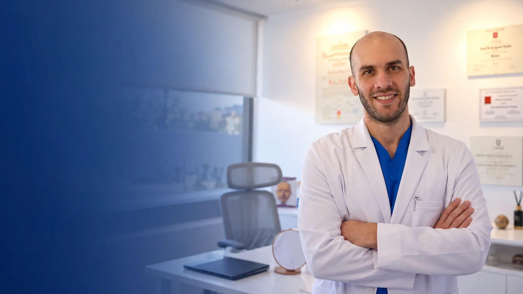 Dr. Carlos Aguana en su consultorio