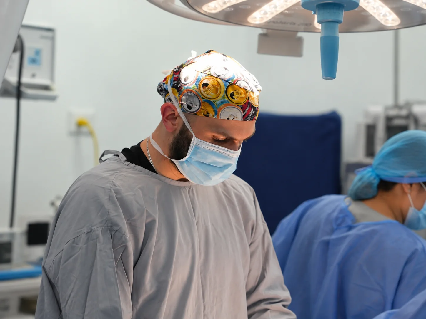Dr. Carlos Aguana durante un procedimiento